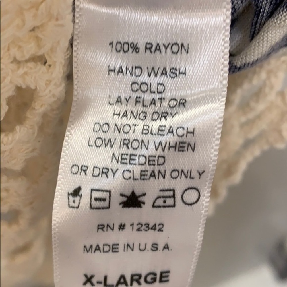 Crotchet Lace Detail Print Top - Picture 5 of 6